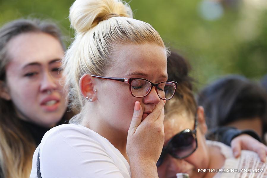 Centenas de pessoas homenageiam vítimas do ataque terrorista em Manchester