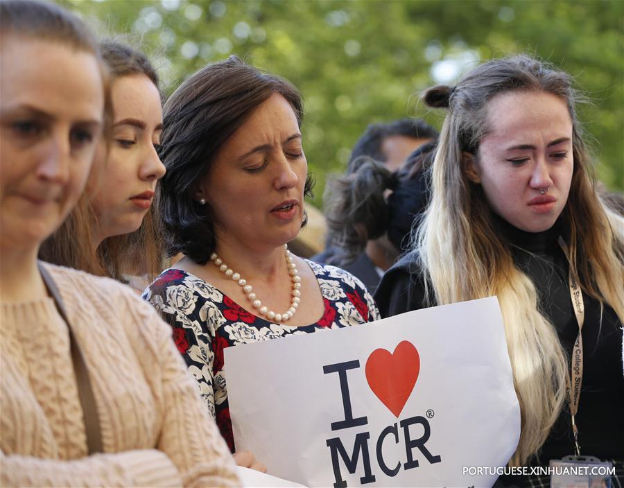 Centenas de pessoas homenageiam vítimas do ataque terrorista em Manchester