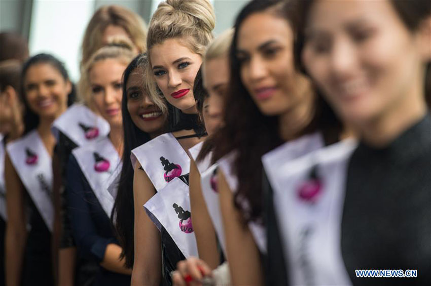 Desfile de moda é realizado na Torre de Macau, a 233 metros de altura