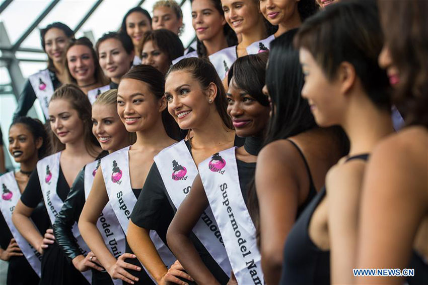 Desfile de moda é realizado na Torre de Macau, a 233 metros de altura