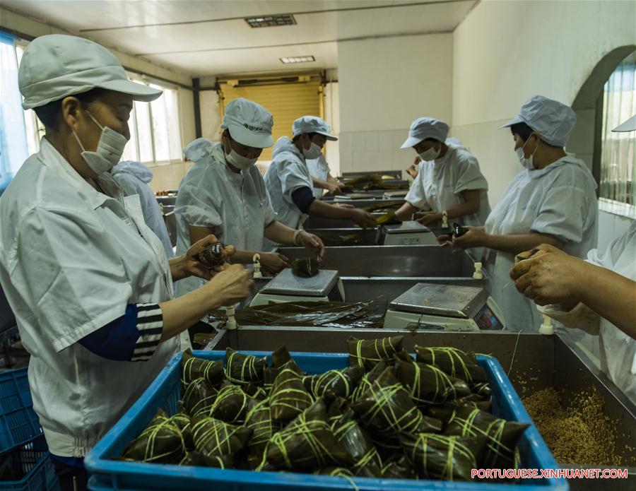 Zongzi, bolinho símbolo do Festival do Barco-Dragão, é preparado em Hubei no centro da China