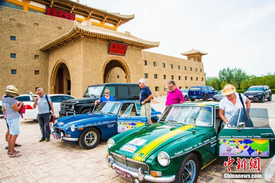 Frota de carros ‘vintage’ da Austrália percorre antiga Rota da Seda