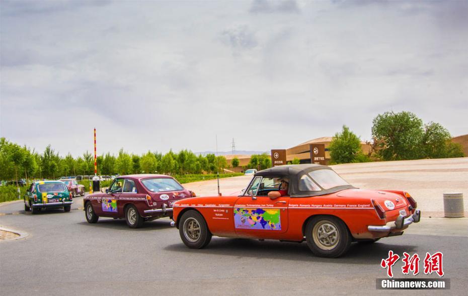 Frota de carros ‘vintage’ da Austrália percorre antiga Rota da Seda