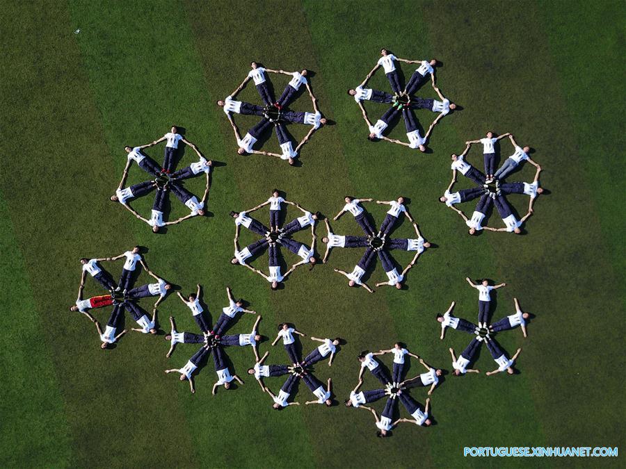 Estudantes posam para fotos de graduação no sudoeste da China