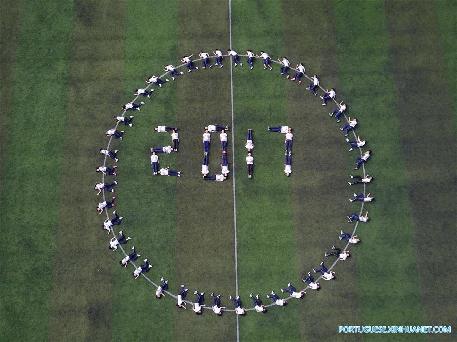 Estudantes posam para fotos de graduação no sudoeste da China