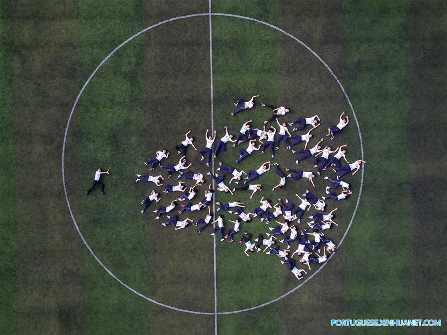 Estudantes posam para fotos de graduação no sudoeste da China