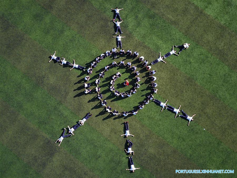 Estudantes posam para fotos de graduação no sudoeste da China