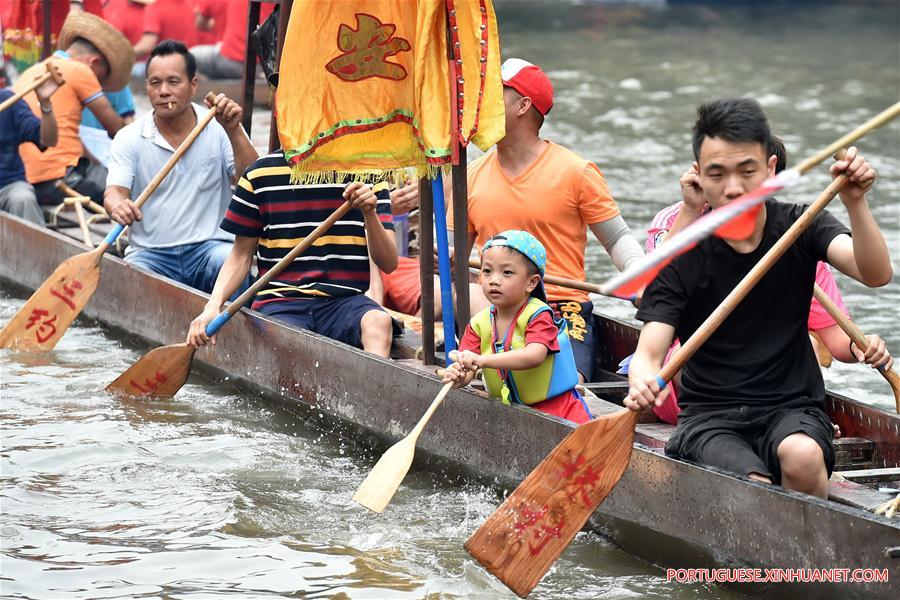 Corridas de barco saúdam chegada do Festival do Barco-Dragão em Guangzhou