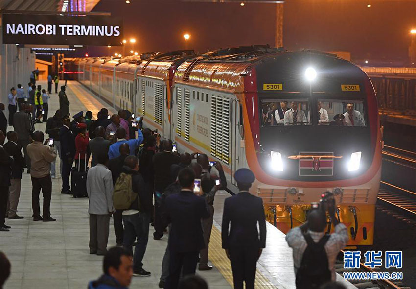 Quênia expande rede infraestrutural com novo trem construído pela China