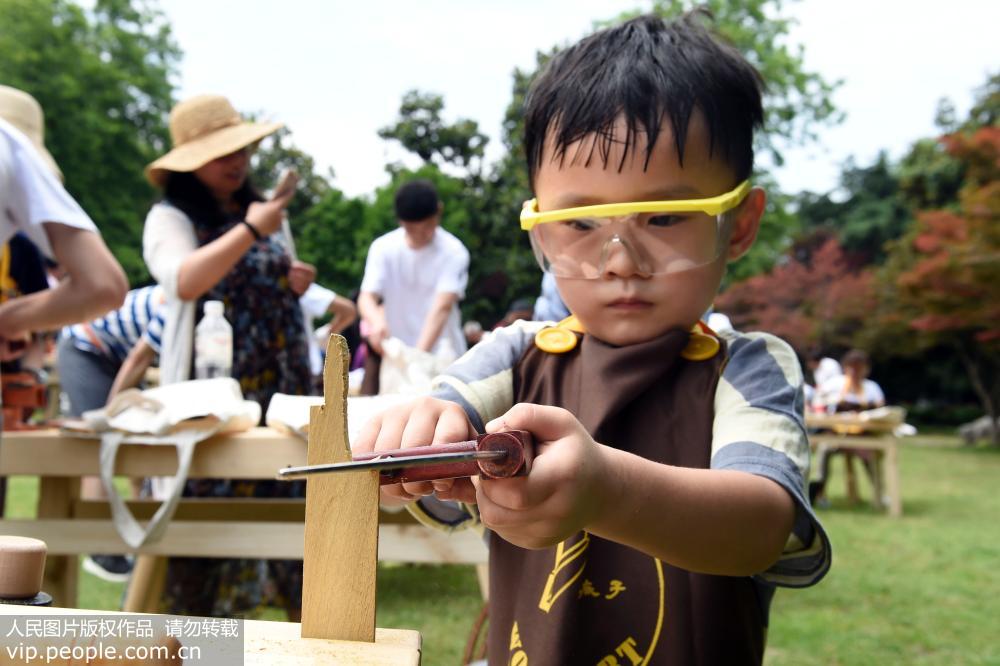 Visitantes experimentam teares tradicionais em Hangzhou