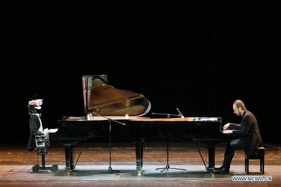 Tianjin presenteada com dueto entre robô e pianista italiano