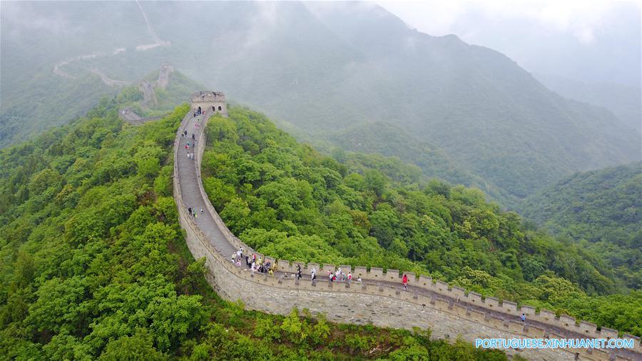 Pessoas visitam a seção de Mutianyu da Grande Muralha em dia nublado