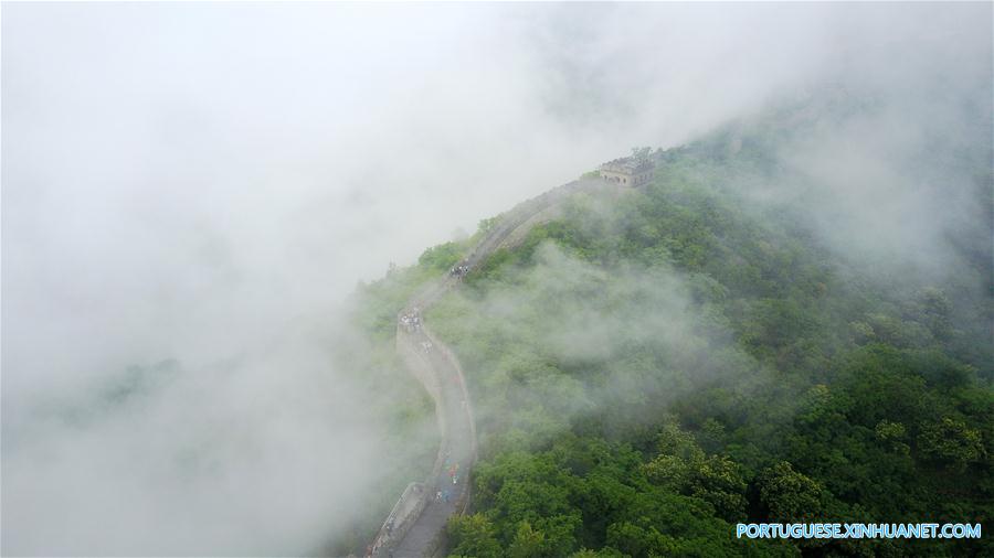 Pessoas visitam a seção de Mutianyu da Grande Muralha em dia nublado