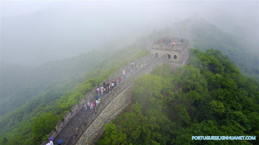 Pessoas visitam a seção de Mutianyu da Grande Muralha em dia nublado