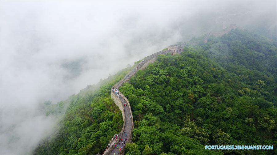 Pessoas visitam a seção de Mutianyu da Grande Muralha em dia nublado