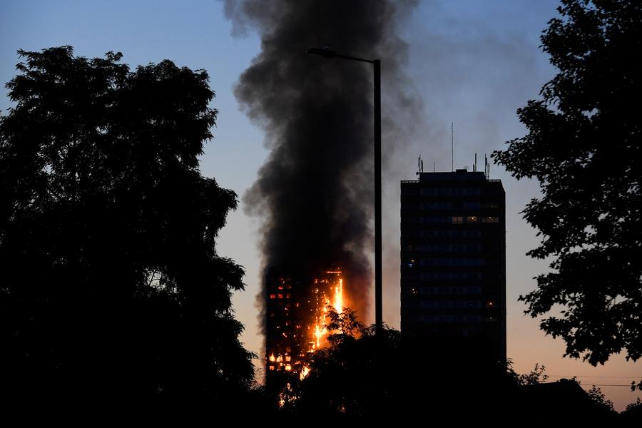 Incêndio atinge edifício de 27 andares em Londres