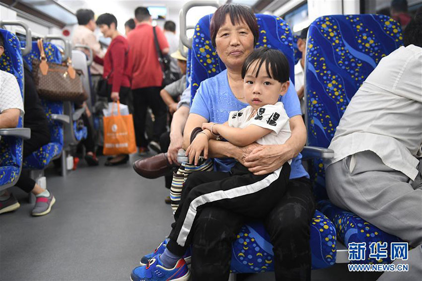 Primeiro trem interurbano de 160km/h da China inicia operações de teste