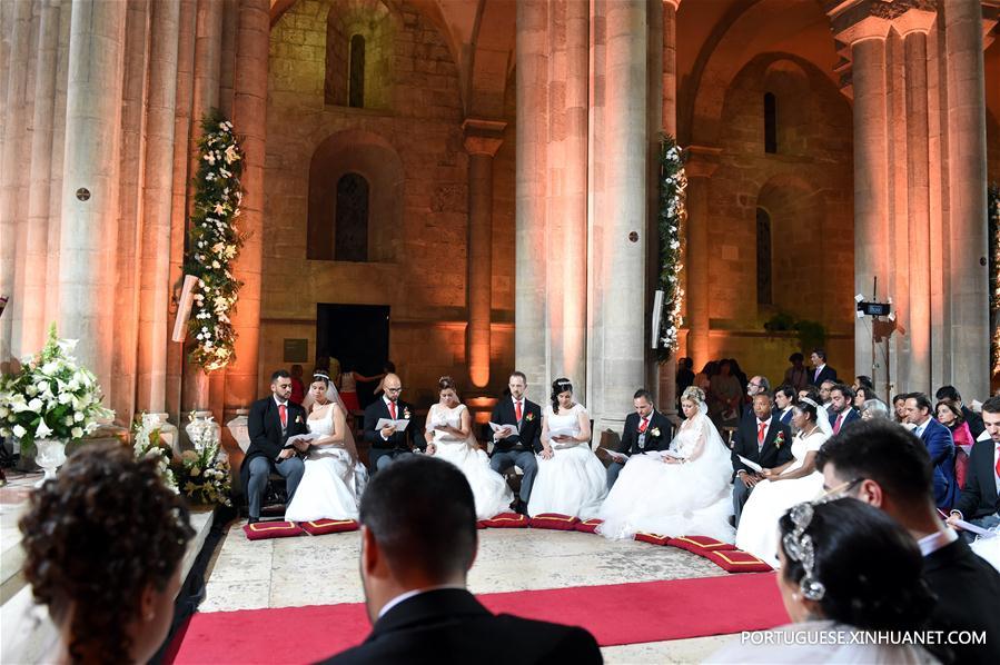 Casais participam de casamento conjunto em Lisboa