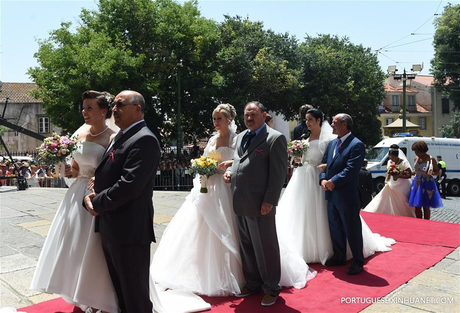 Casais participam de casamento conjunto em Lisboa