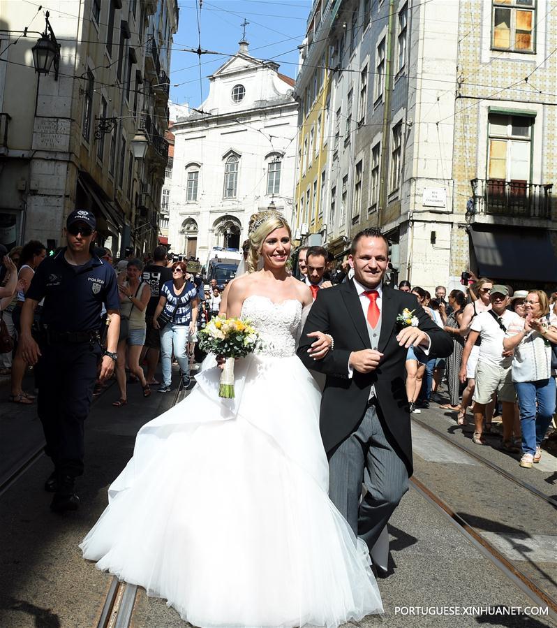 Casais participam de casamento conjunto em Lisboa