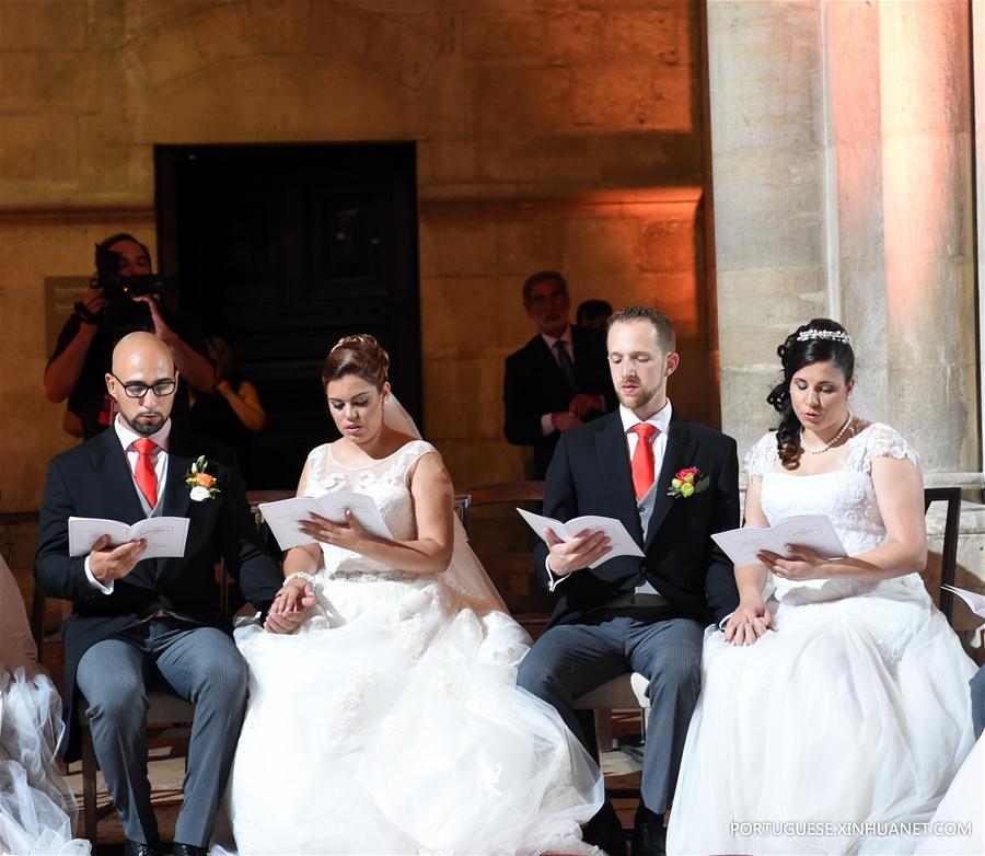 Casais participam de casamento conjunto em Lisboa