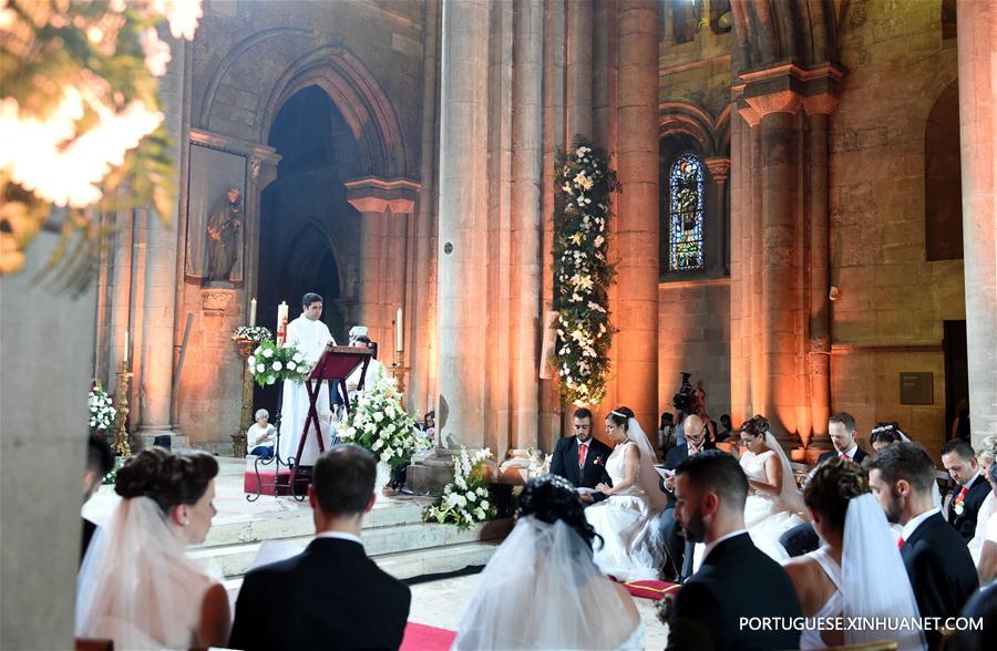 Casais participam de casamento conjunto em Lisboa