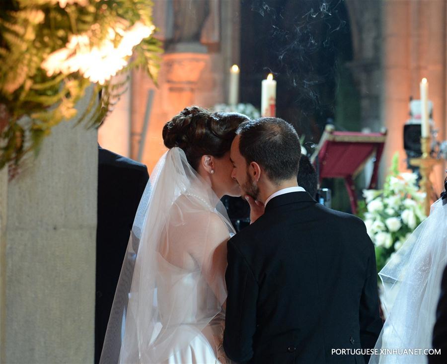 Casais participam de casamento conjunto em Lisboa