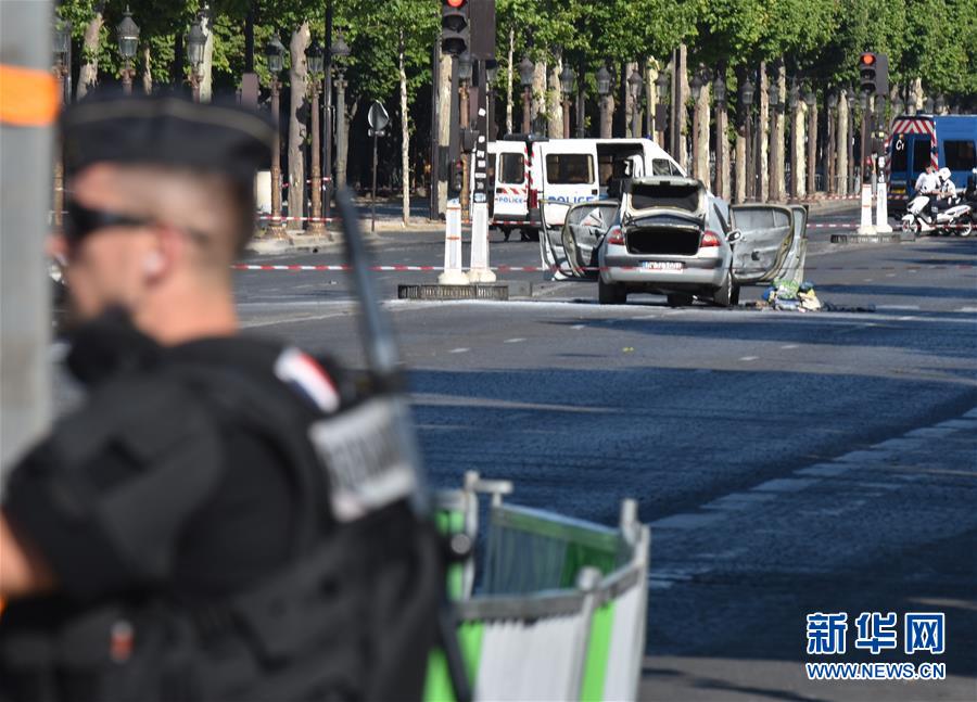 Carro com explosivos colide com veículo policial em Paris