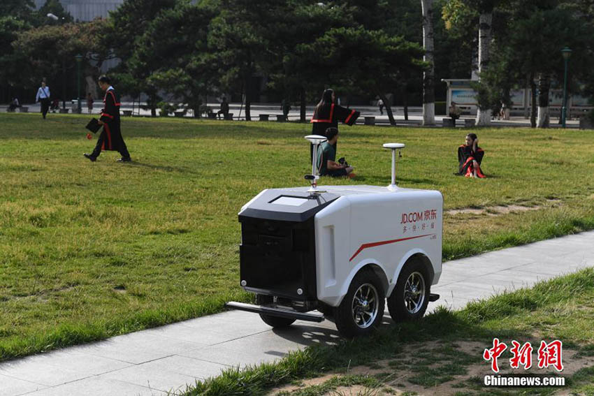 Gigante chinês do comércio eletrônico usa robôs para entregar encomendas