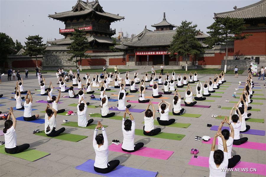 Praticantes e fãs celebram Dia Internacional do Ioga por toda a China