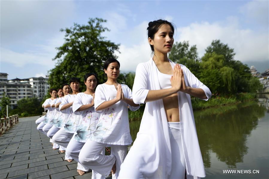 Praticantes e fãs celebram Dia Internacional do Ioga por toda a China