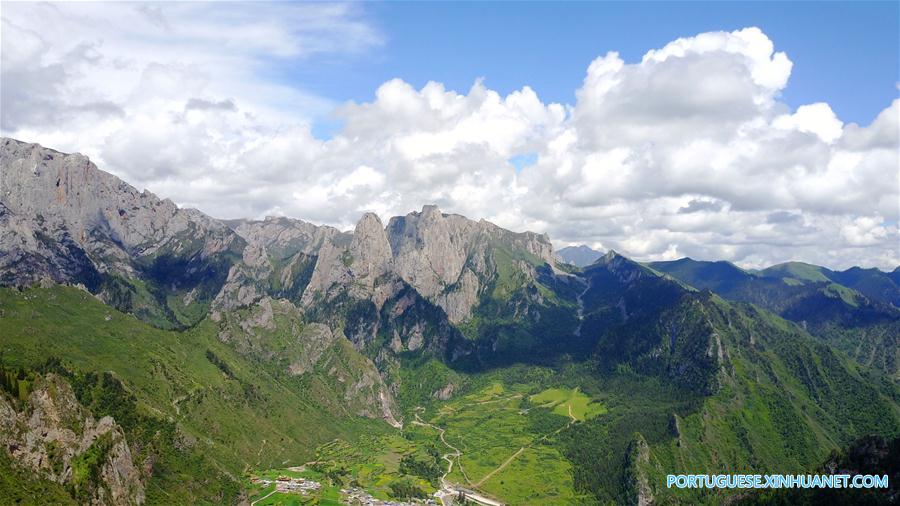 Paisagem das montanhas Zhagana caracterizada por aldeias de estilo tibetano