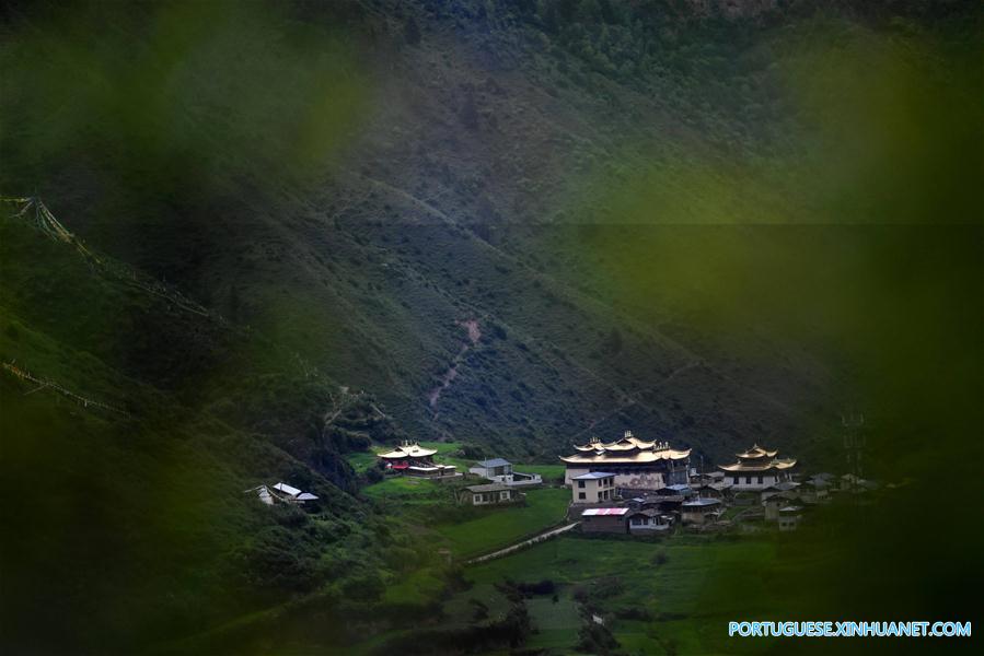 Paisagem das montanhas Zhagana caracterizada por aldeias de estilo tibetano