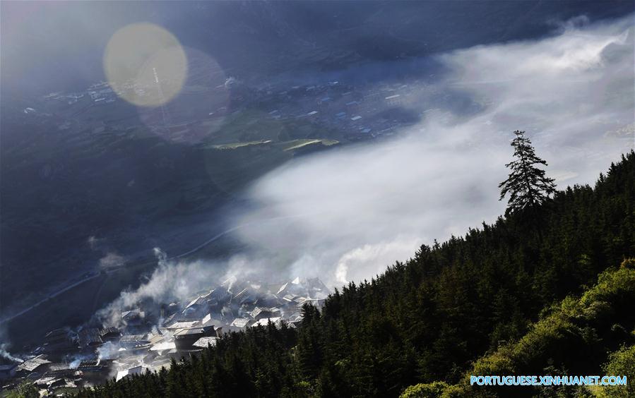 Paisagem das montanhas Zhagana caracterizada por aldeias de estilo tibetano