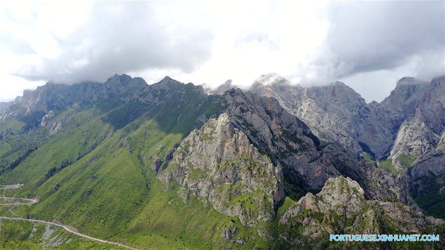 Paisagem das montanhas Zhagana caracterizada por aldeias de estilo tibetano