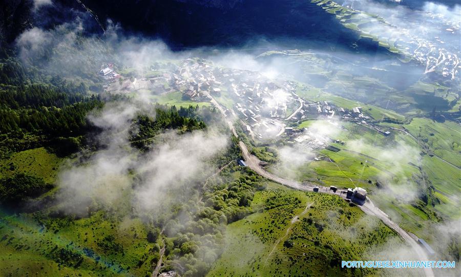 Paisagem das montanhas Zhagana caracterizada por aldeias de estilo tibetano