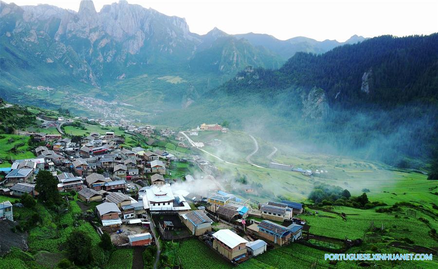 Paisagem das montanhas Zhagana caracterizada por aldeias de estilo tibetano