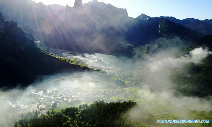 Paisagem das montanhas Zhagana caracterizada por aldeias de estilo tibetano