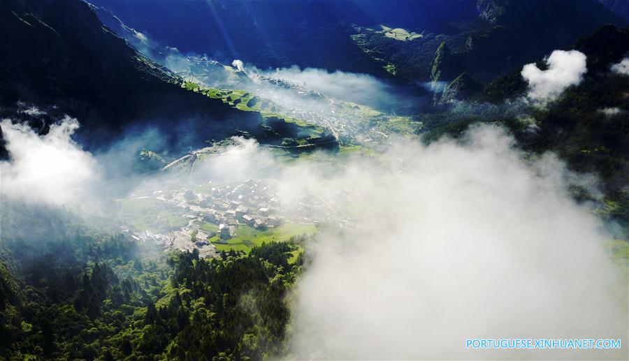 Paisagem das montanhas Zhagana caracterizada por aldeias de estilo tibetano