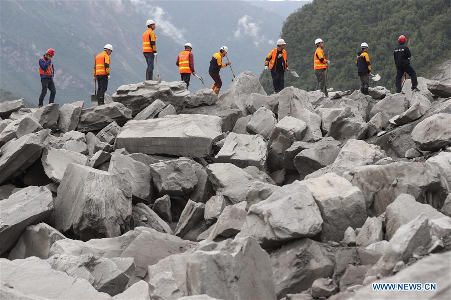 Deslizamento de terras em Sichuan soterra aldeia, 93 pessoas desaparecidas