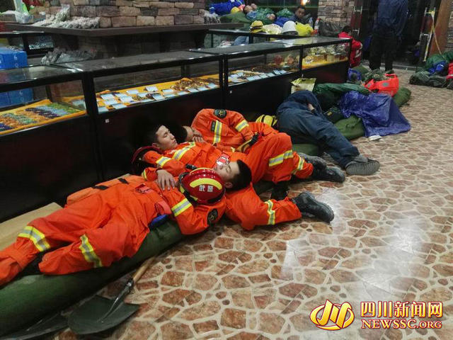 Deslizamento de terras em Sichuan soterra aldeia, 93 pessoas desaparecidas