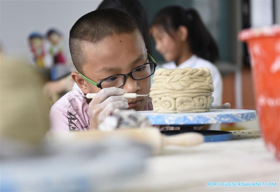 Estudantes aprendem a fazer porcelana em Hohhot no norte da China