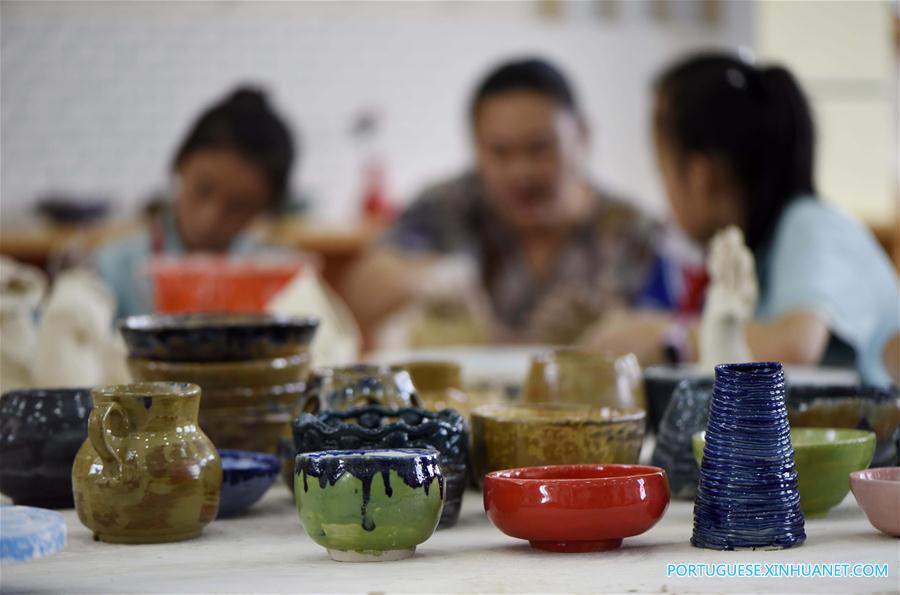 Estudantes aprendem a fazer porcelana em Hohhot no norte da China