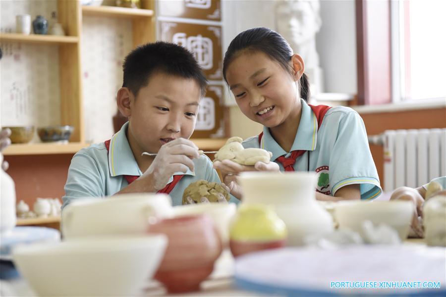 Estudantes aprendem a fazer porcelana em Hohhot no norte da China