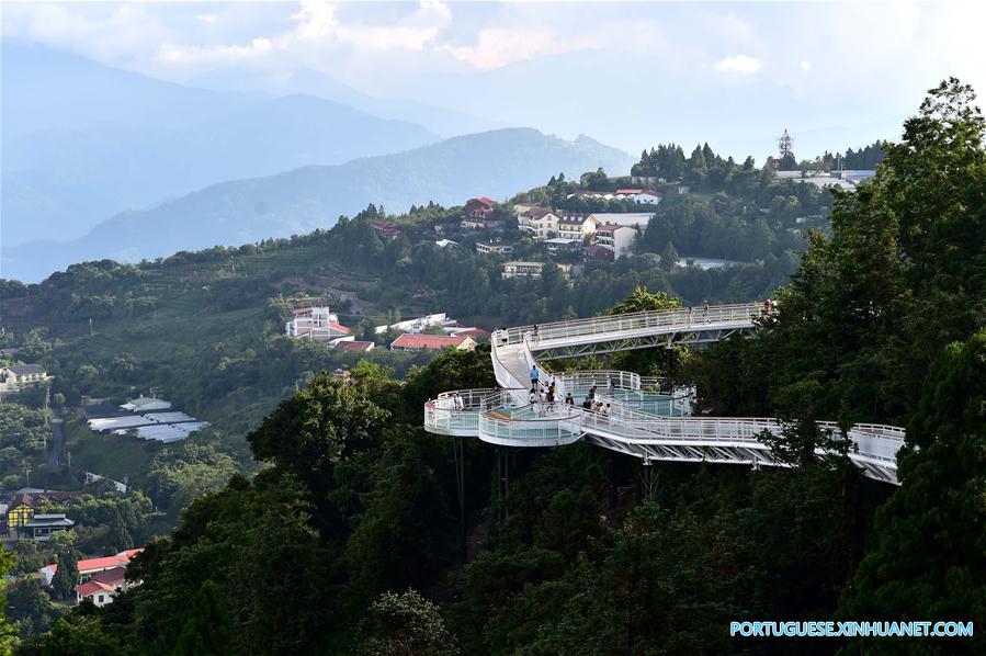 Pessoas aproveitam paisagem em trilha turística de alta altitude em Taiwan