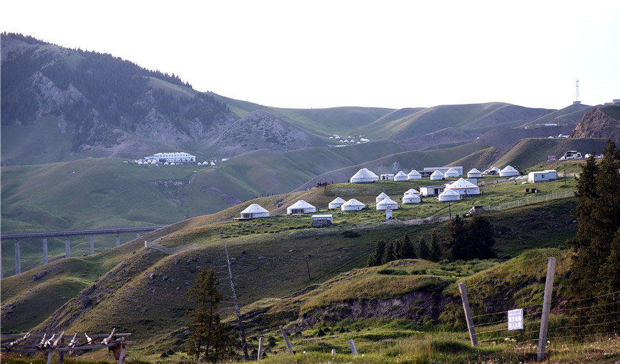 Pastores de Xinjiang usam autoestrada ao longo de trilho milenar para conduzir rebanhos