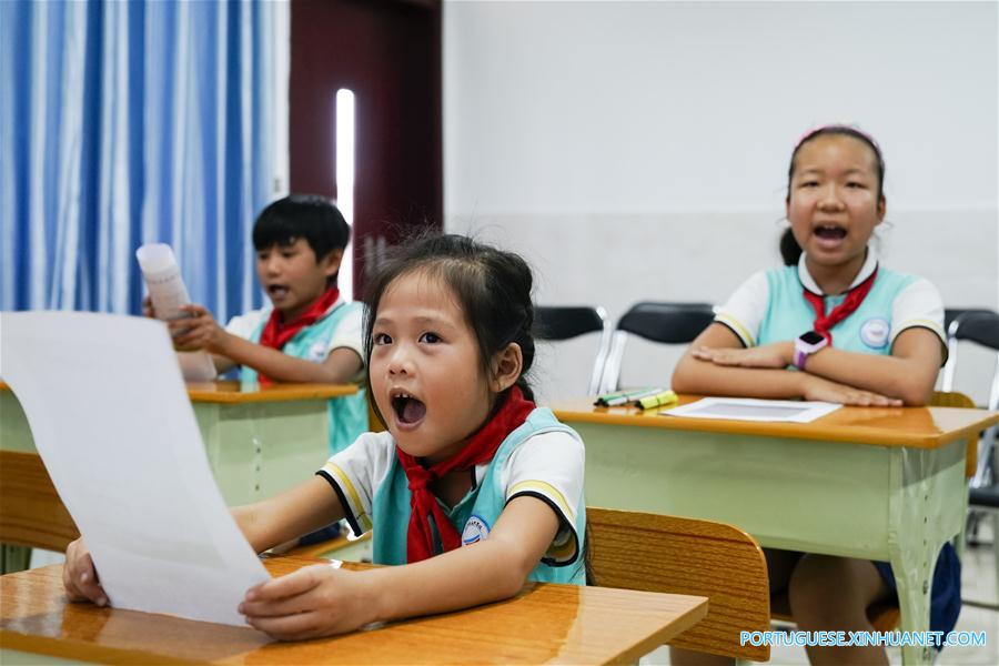 Sistema on-line de educação à distância é utilizado nas aulas da Escola Yongxing no sul da China