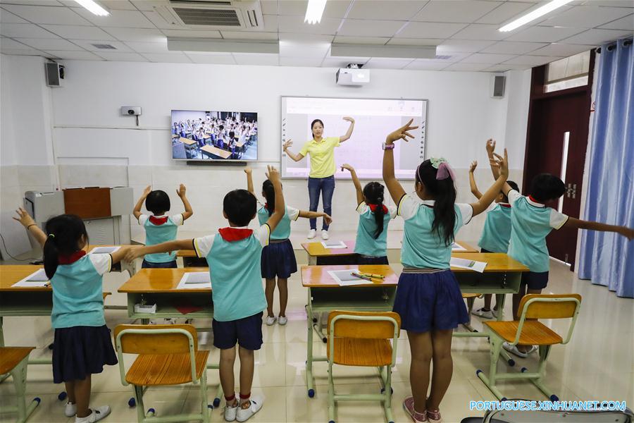 Sistema on-line de educação à distância é utilizado nas aulas da Escola Yongxing no sul da China