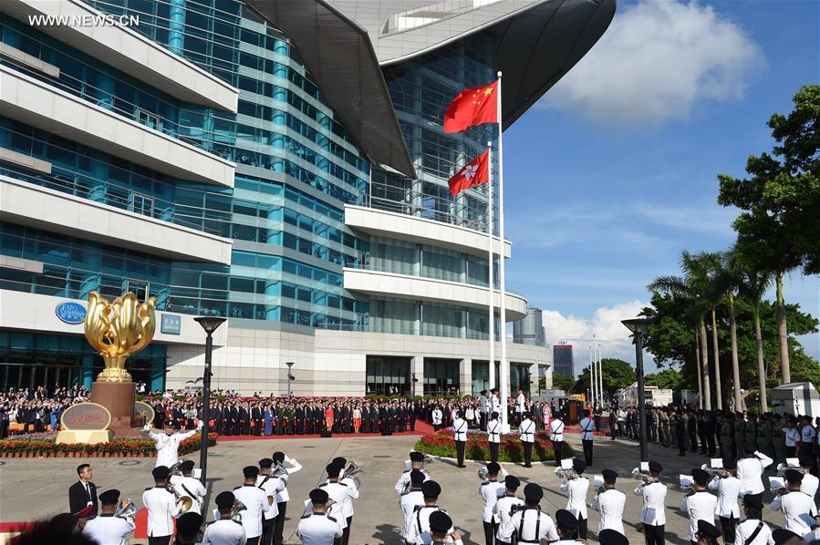 Hong Kong realiza cerimônia de hasteamento da bandeira nacional para celebrar o 20º aniversário do retorno à China