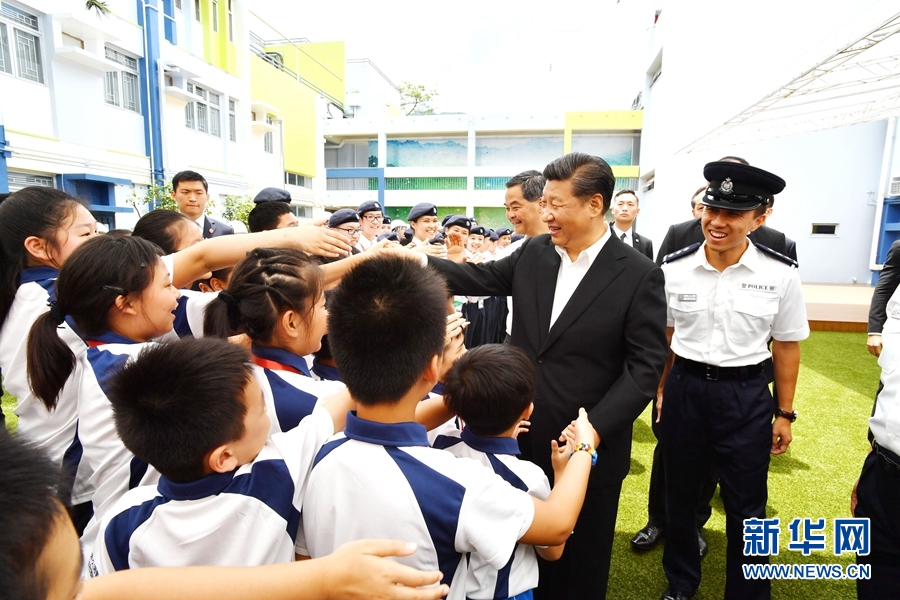 Xi convida jovens de Hong Kong a servir a cidade e o país